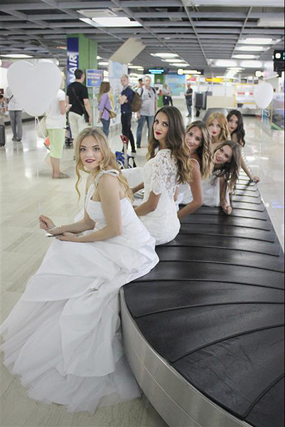 Mladenke čekaju svoje supruge na aerodromu u Puli (Photographs by Edna Jurcan)