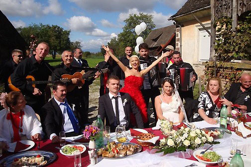 Maja Šuput na vjenčanju pjeva svoju pjesmu Svatovska