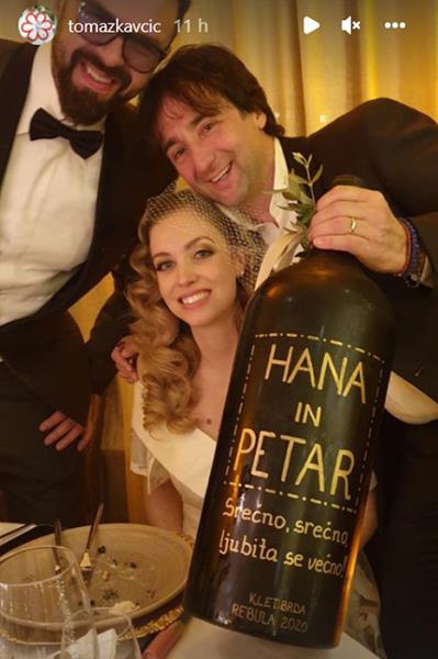 Petar Grašo i Hana Huljić uz kuma i posebnu bocu za vjenčanje