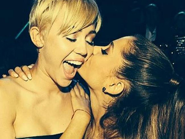 Ariana Gradne ljubi Miley Cyrus u obraz